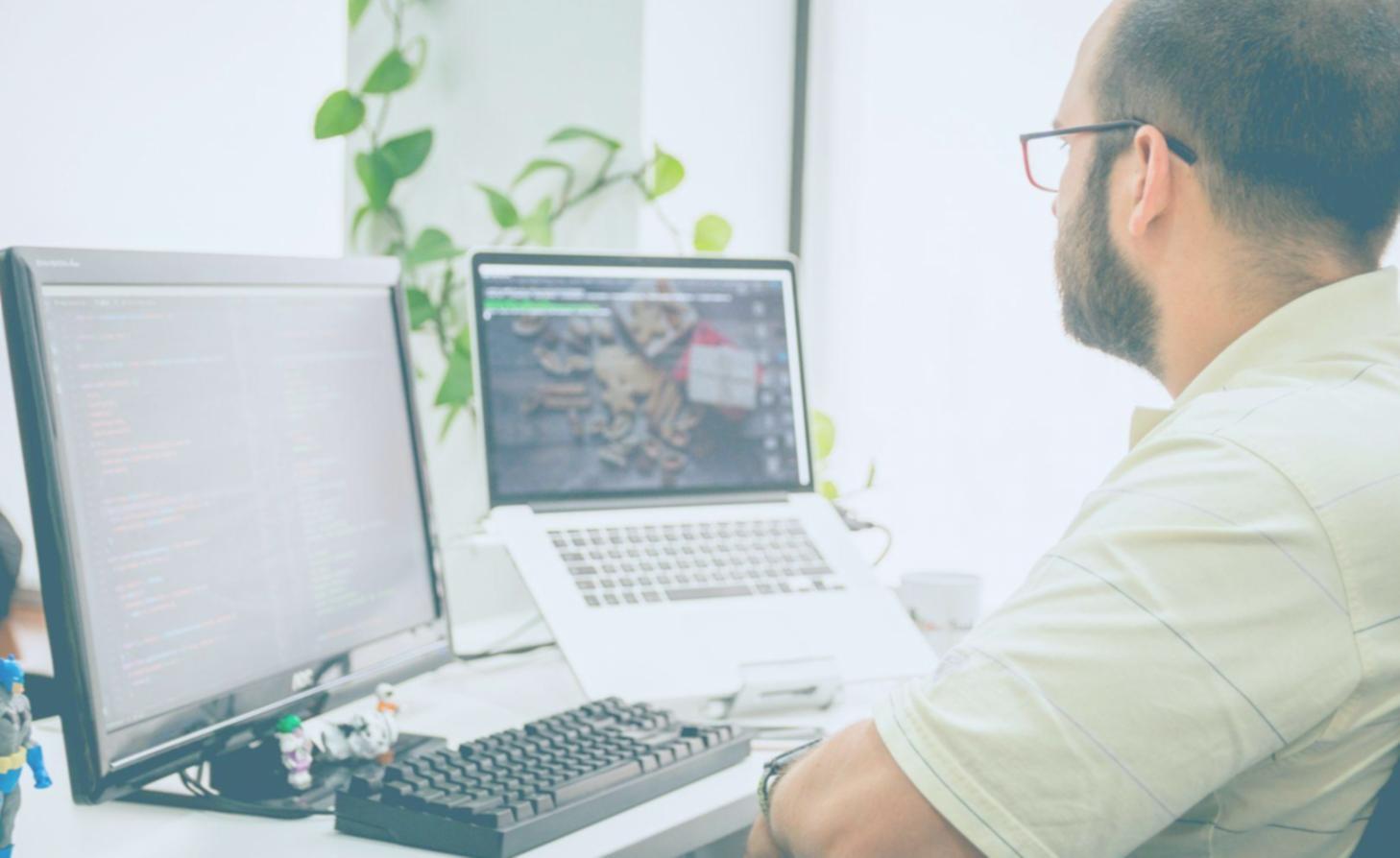 Finanzplanung Workshop - Teilnehmer arbeiten gemeinsam an Geschäftsmodellen und Finanzstrategien für kreative Unternehmen